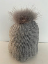 Load image into Gallery viewer, Faux fur single pom hats
