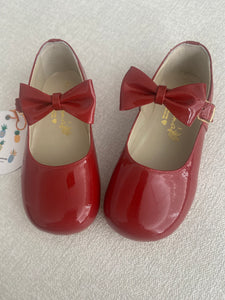 Red patent leather bow shoes
