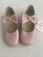 Load image into Gallery viewer, Pink patent leather bow shoes
